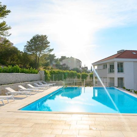Arbanija Malo More Resort מראה חיצוני תמונה