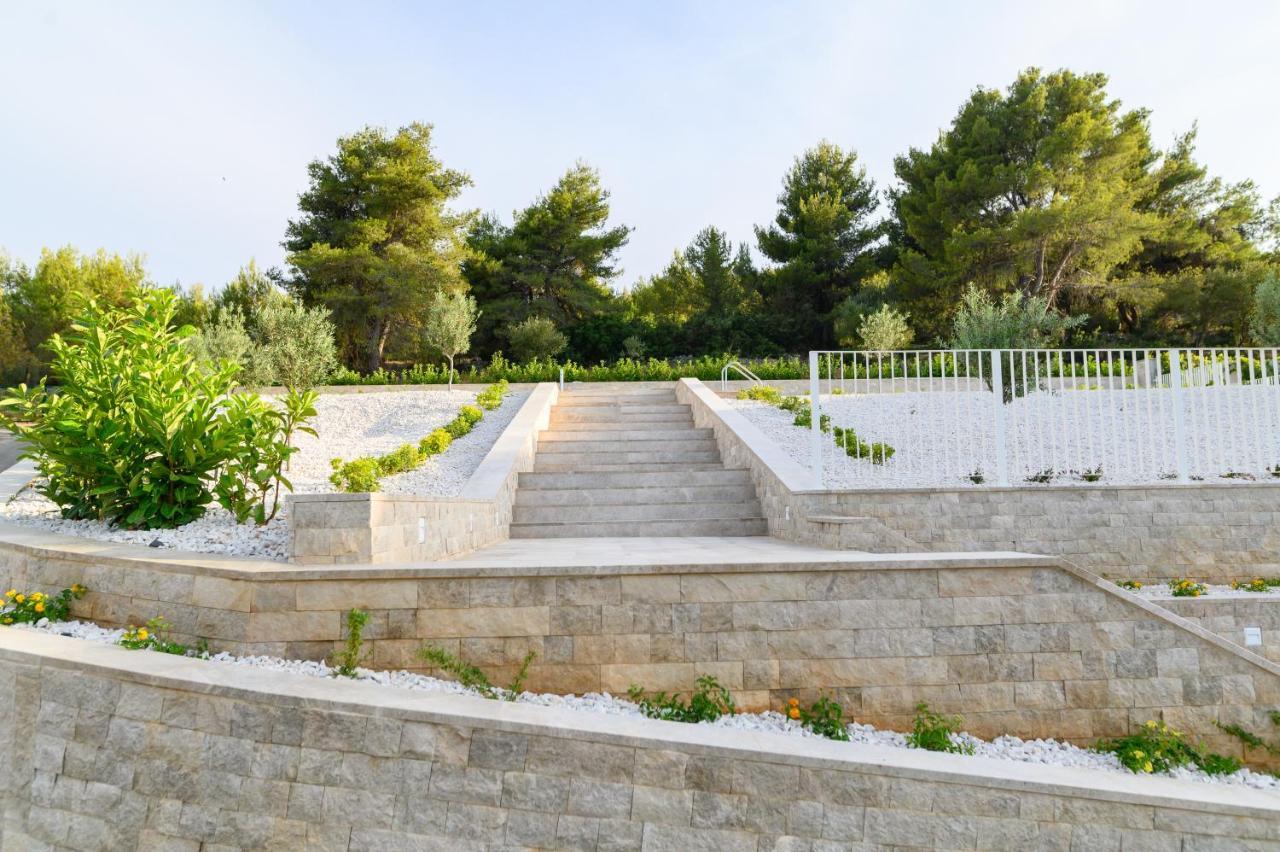 Arbanija Malo More Resort מראה חיצוני תמונה