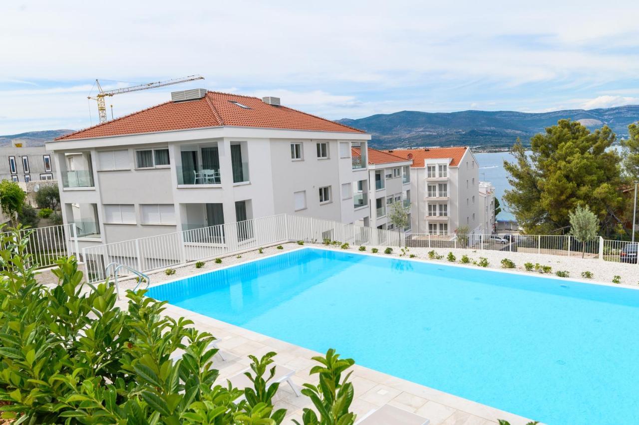 Arbanija Malo More Resort מראה חיצוני תמונה