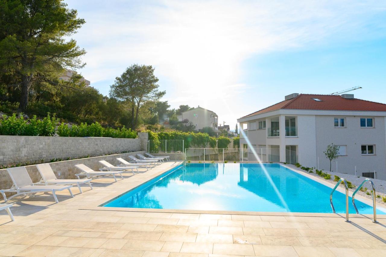 Arbanija Malo More Resort מראה חיצוני תמונה