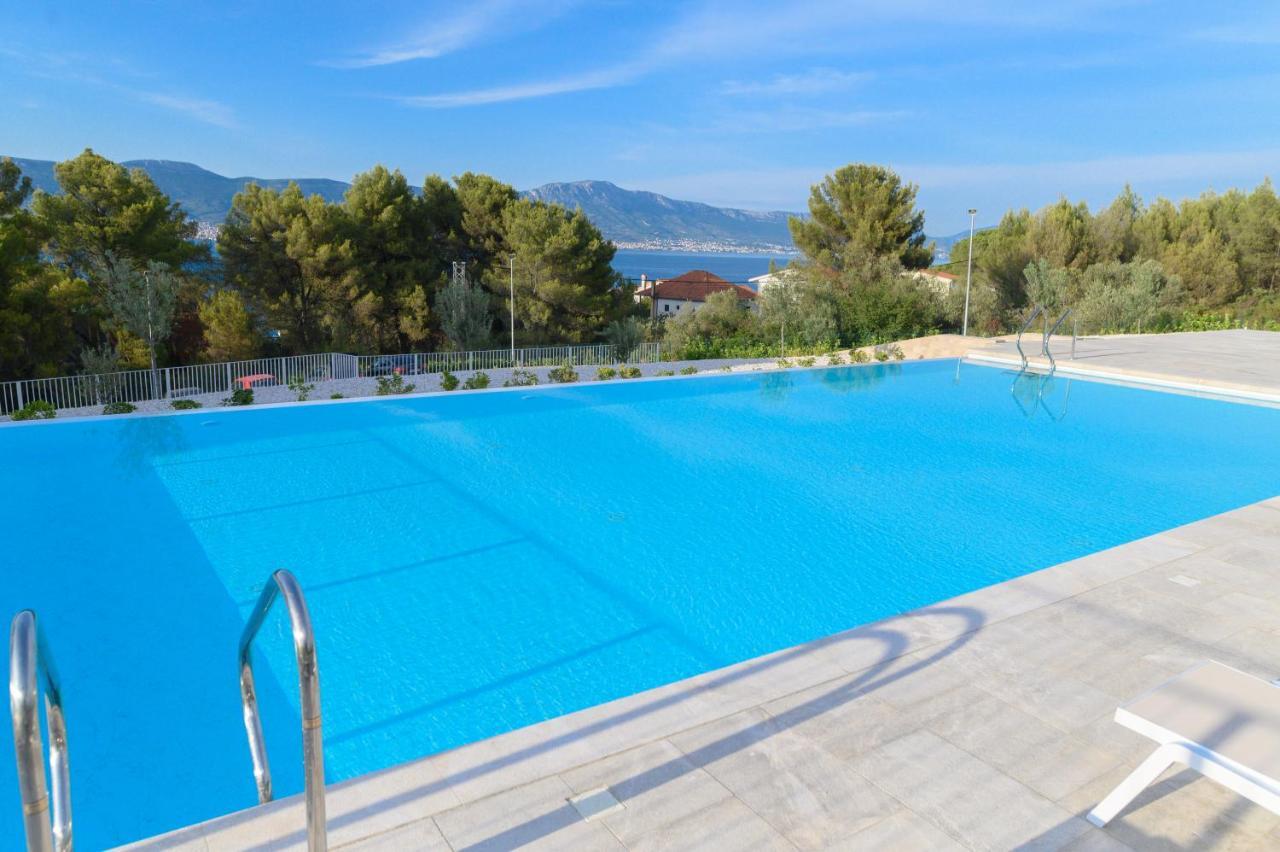 Arbanija Malo More Resort מראה חיצוני תמונה