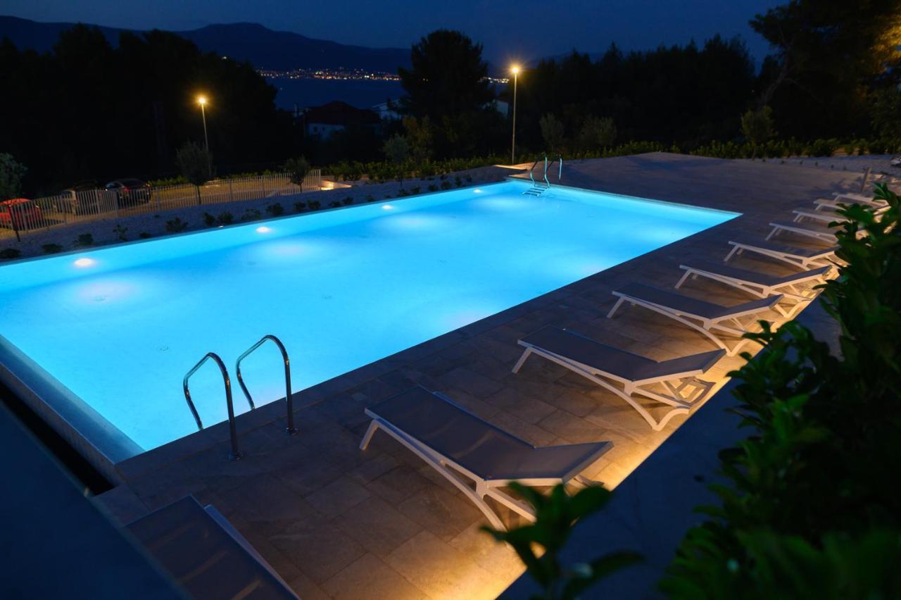Arbanija Malo More Resort מראה חיצוני תמונה