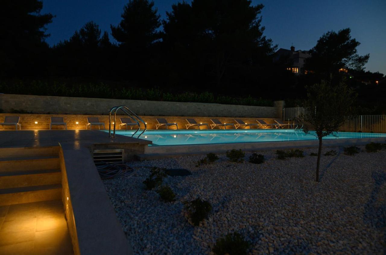 Arbanija Malo More Resort מראה חיצוני תמונה