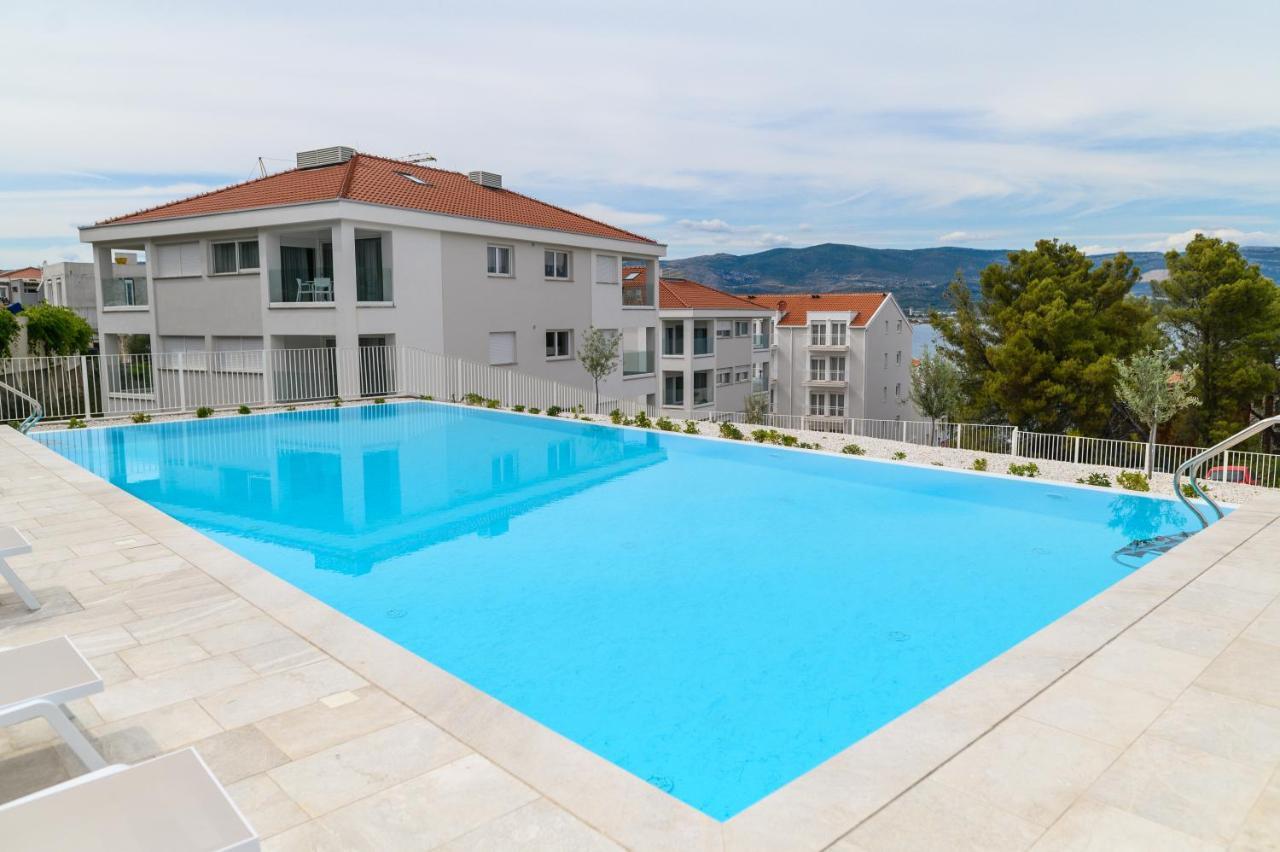 Arbanija Malo More Resort מראה חיצוני תמונה