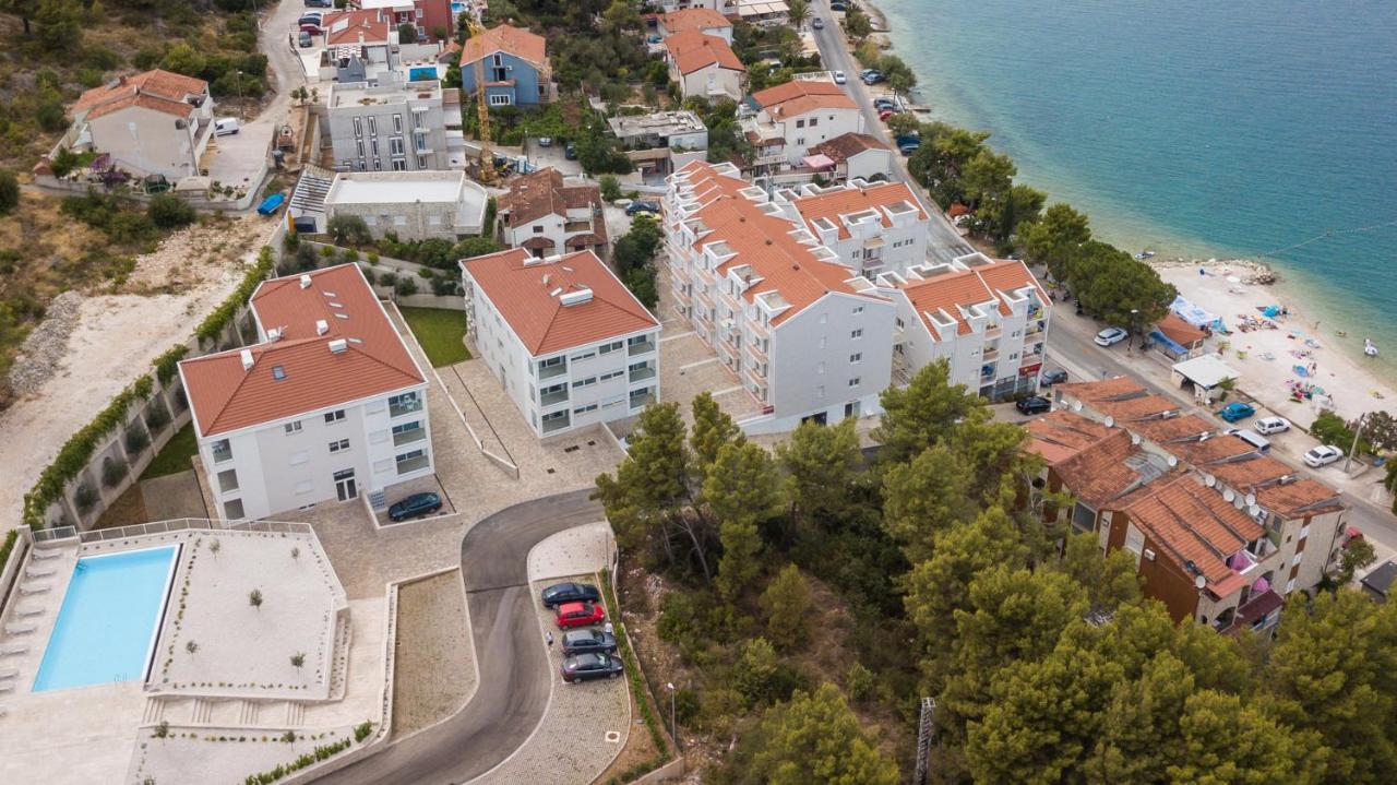 Arbanija Malo More Resort מראה חיצוני תמונה